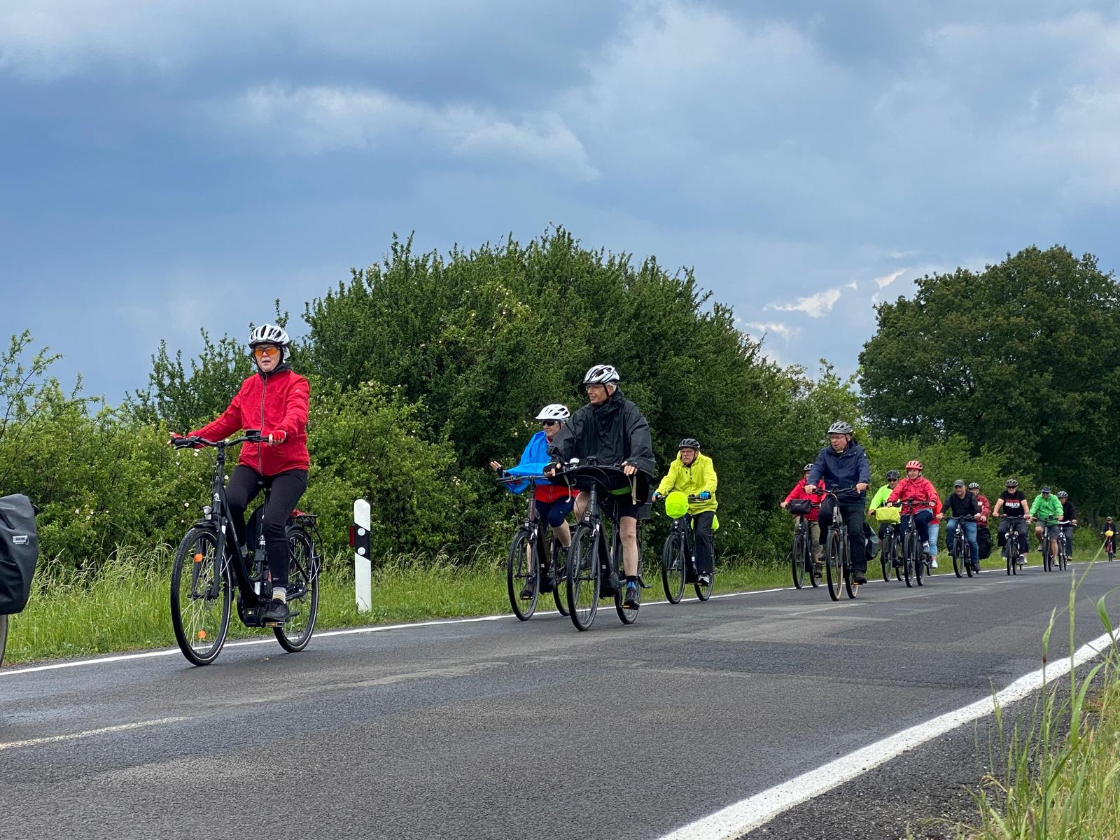 Radfahrer der Tour de Moz fahren auf Straße